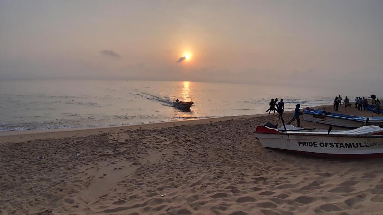 בטיקלואה Kunam Beach Rest Inn מראה חיצוני תמונה