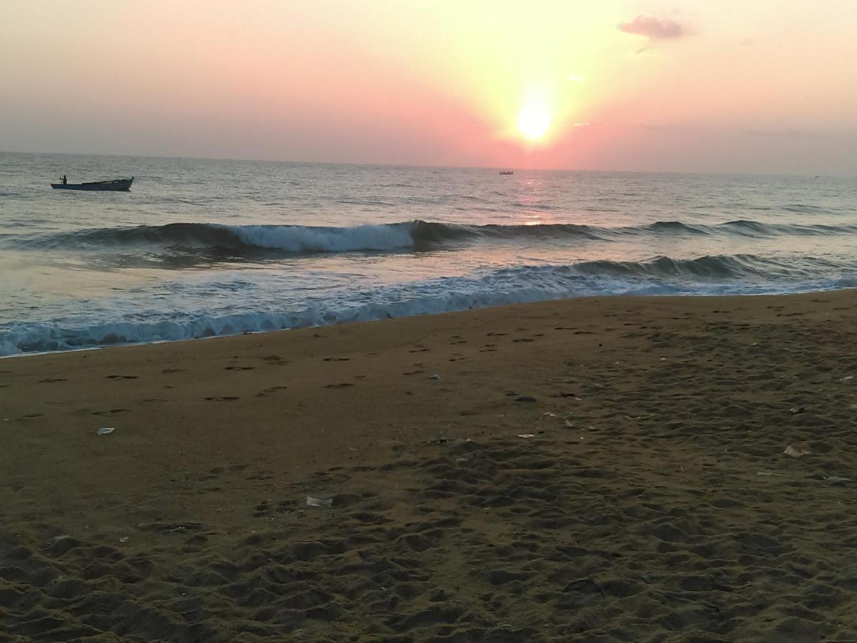בטיקלואה Kunam Beach Rest Inn מראה חיצוני תמונה